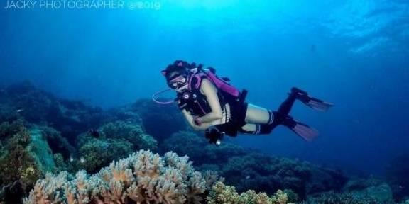卫衣和黑色丝袜混搭适合哪个年龄段的女生？游戏画面